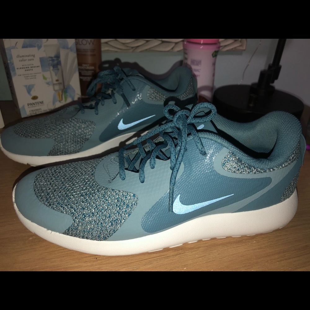 Blue nike tennis shoes